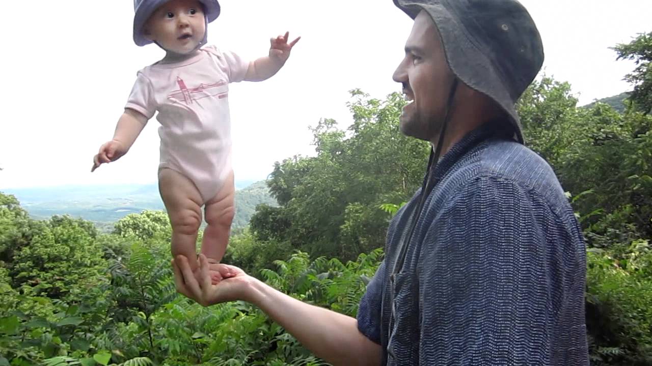 VIDEO: Balansējošais mazulis! (The Incredible Balancing Baby)