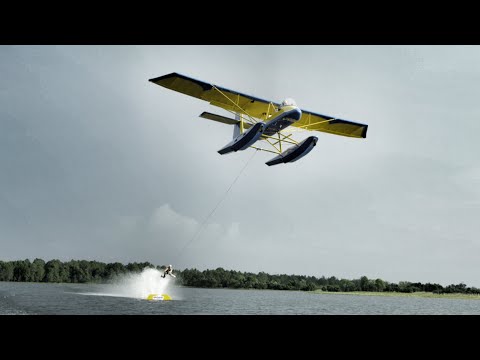 VIDEO: Baskājainā ūdens slēpošana aiz lidmašīnas! (Barefoot Skiing behind Airplane – Insane!)