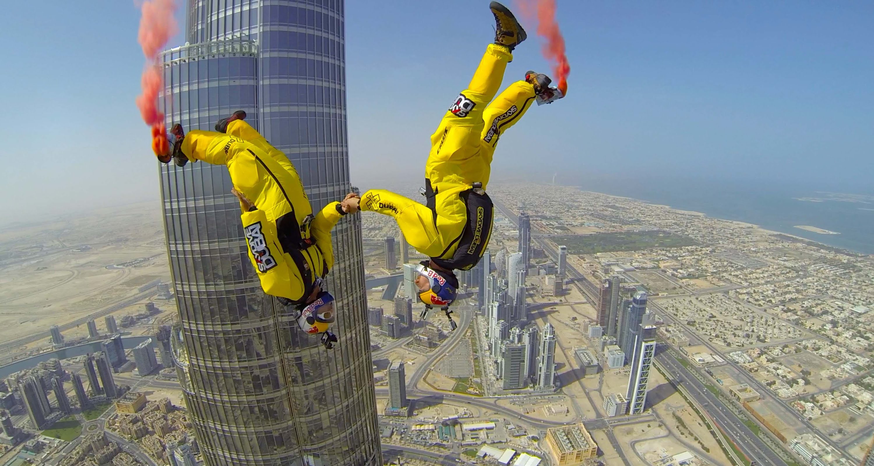 VIDEO: Iespaidīgs “lidojums” no augstākās ēkas pasaulē! (Burj Khalifa Pinnacle BASE Jump)