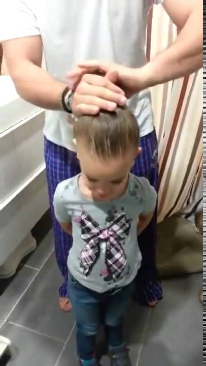 VIDEO: Kad meitai frizūru taisa tētis… (When Dad Makes His Daughter Hairstyle)