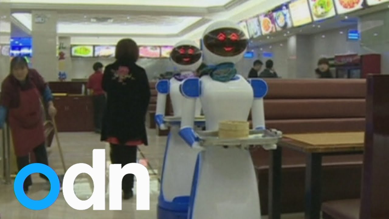 VIDEO: Ķīnas restorānā klientus sāk apkalpot roboti! (Restaurant in China hires robots as waiters)