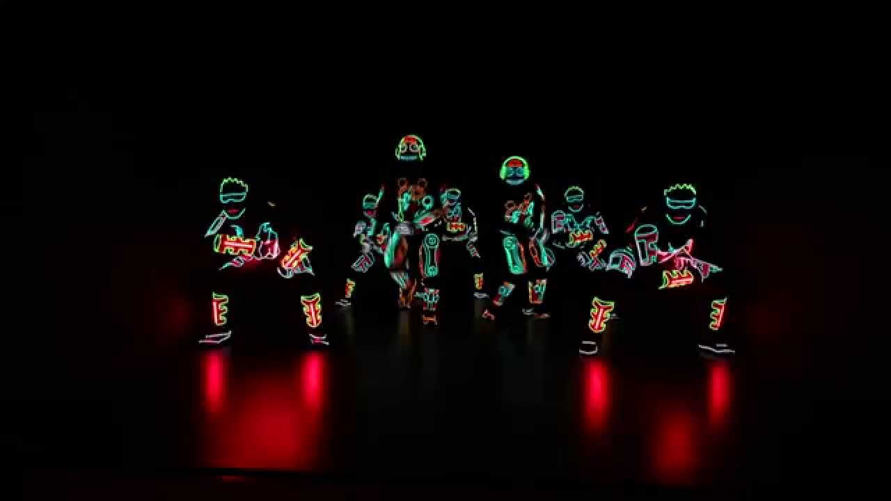 VIDEO: Kolosāls deju un gaismu apvienojošs priekšnesums! (Stunning Light Balance)