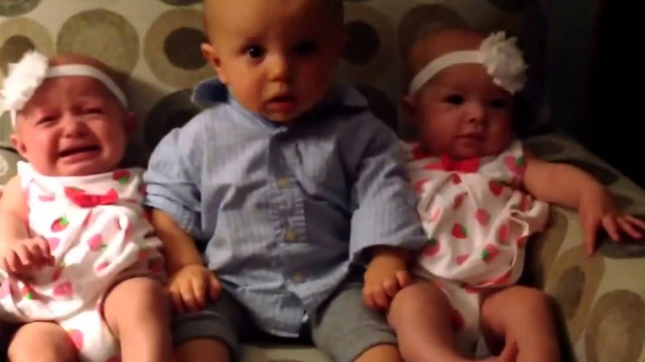 VIDEO: Mazulis puika atrodoties starp divām meitenēm dvīnēm samulst ne pa jokam! (Adorably confused baby meets twins)