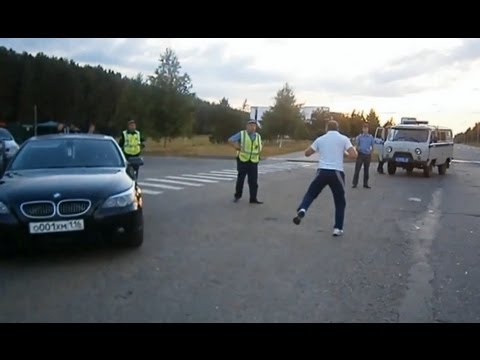 VIDEO: Pārdzērušās šofera cīņa ar Krievijas ceļu policiju! (Drunk Driver vs Traffic Police!)