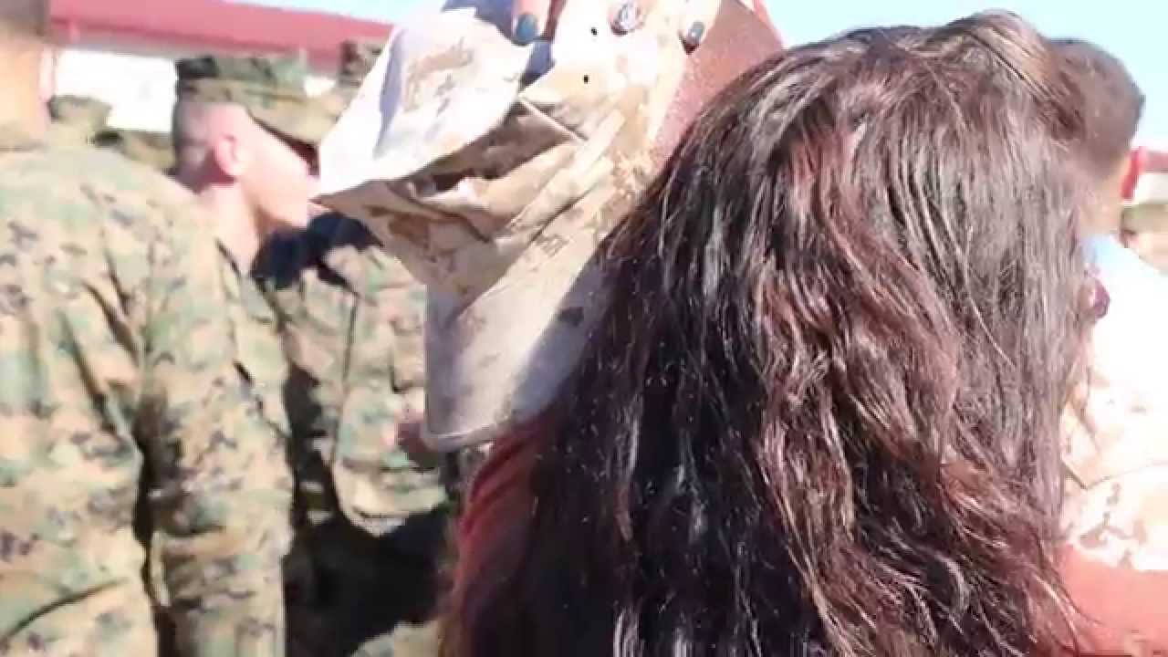 VIDEO: Šis karavīrs satiekot savu sievu vairs nespēja valdīt emocijas! (The Moment Is Just Too Much For This Marine)