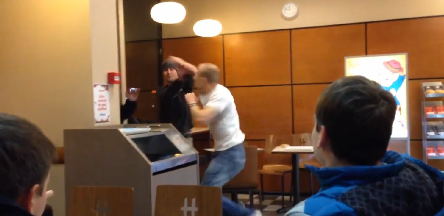 VIDEO: Aculiecinieka video: Rīgas Hesburgerā uzdarbojas vietējais “Rokijs”! #HesburgeraRokijs (Fight in Hesburger cafe! Hesburger Rocky!)