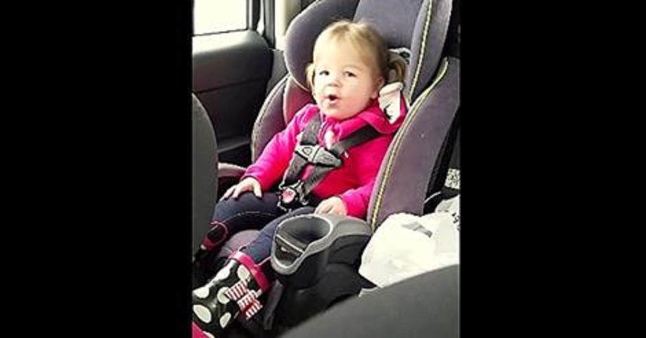 VIDEO: 2 gadīgas meitenes priekšnesums automašīnā, liek pasmaidīt visai pasaulei! (Hilarious 2 year old girl lip sync.)