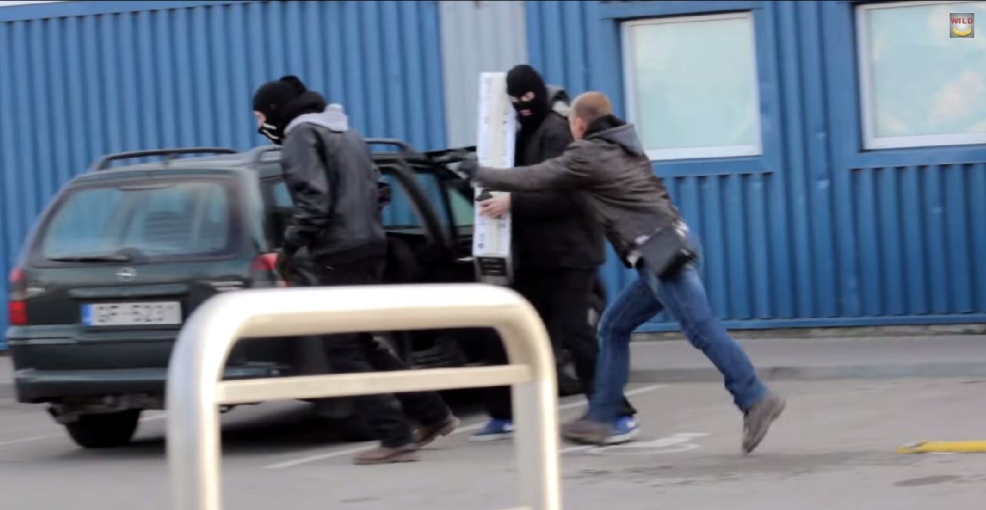 VIDEO: Gaišā dienas laikā Liepājā mēģina “apzagt” automašīnu! (Car Stealing Prank)