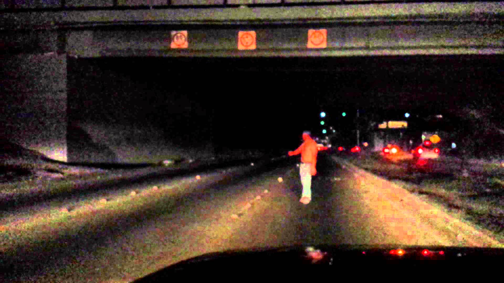 VIDEO: Aculiecinieka video: Vīrietis bēgot no policijas, nolec no tilta! (Man Jumps From Bridge To Escape Police!)