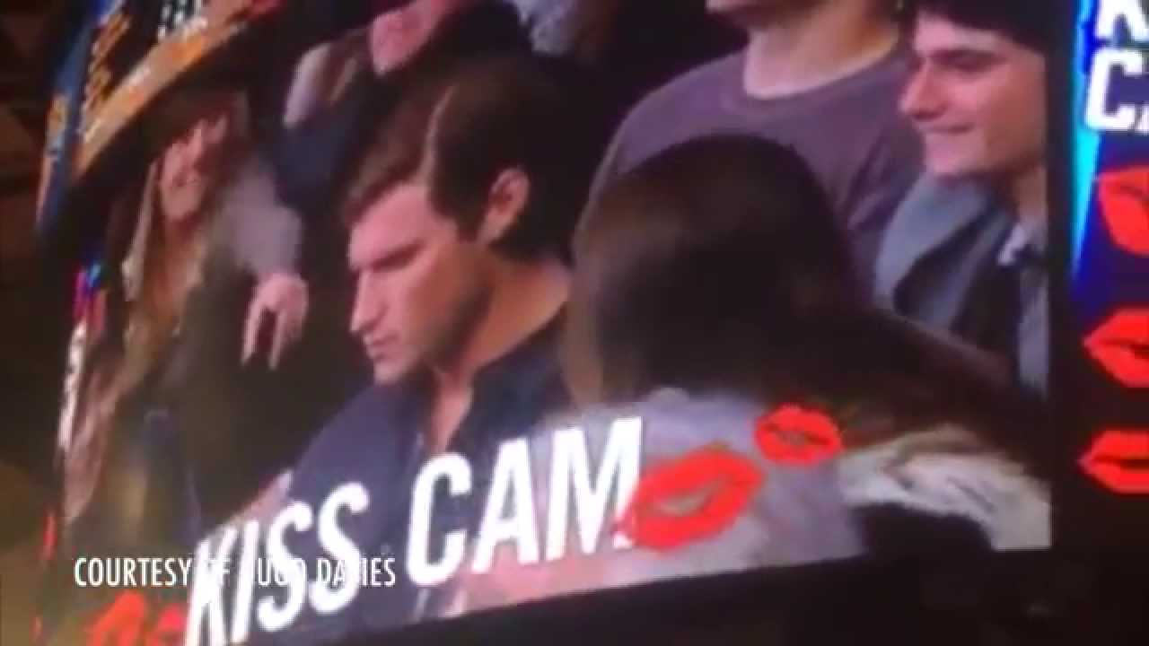 VIDEO: Draugs atteicās noskūpstīt savu draudzeni. Ko izdarīja meitene? (Woman Kisses Man Next to Her on Kiss Cam After Date Snubs Her)