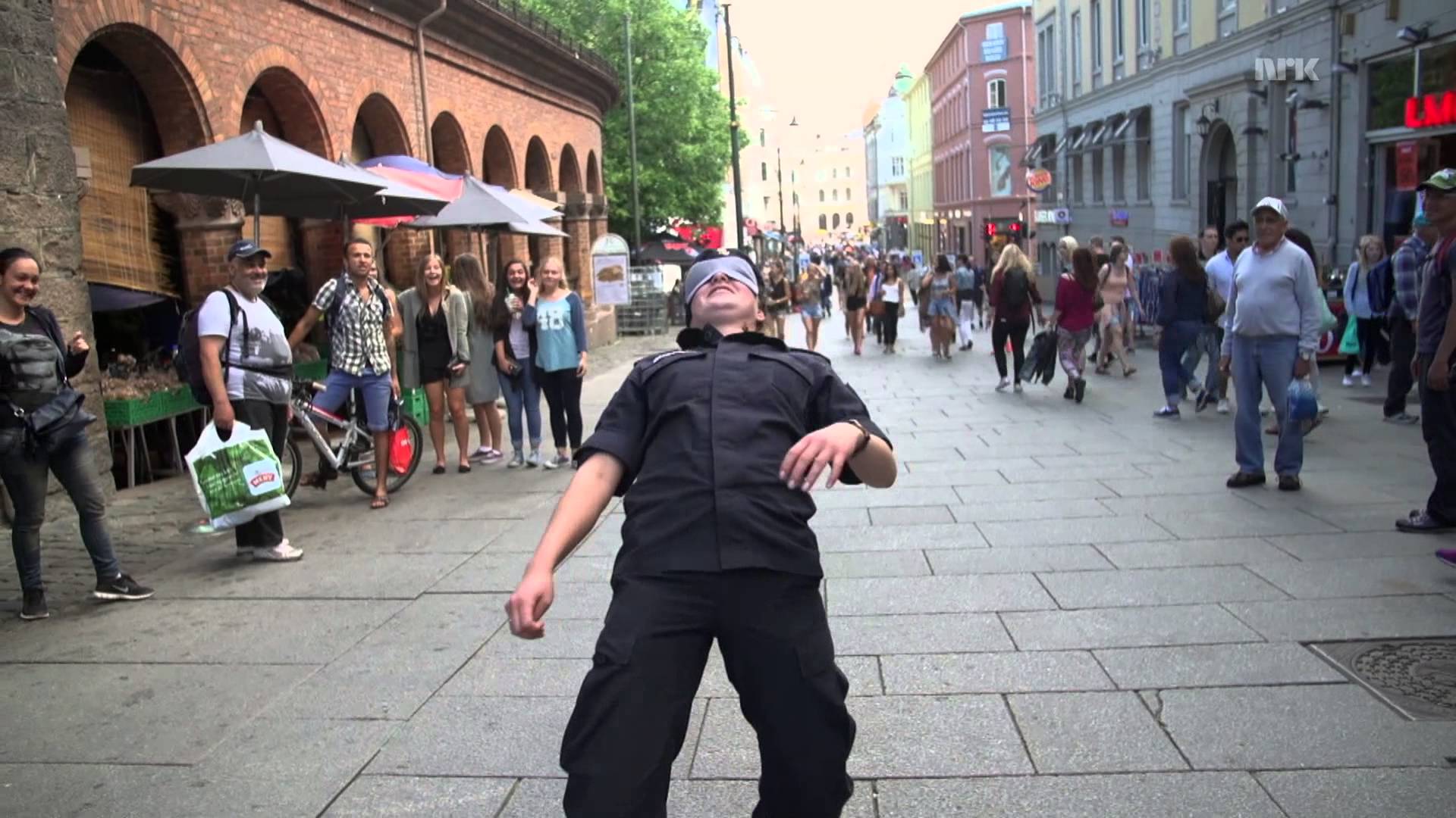 VIDEO: Kā ar stilu izjokot pavisam nejauši satiktus garāmgājējus? (Karl Johan: Limbo time!)