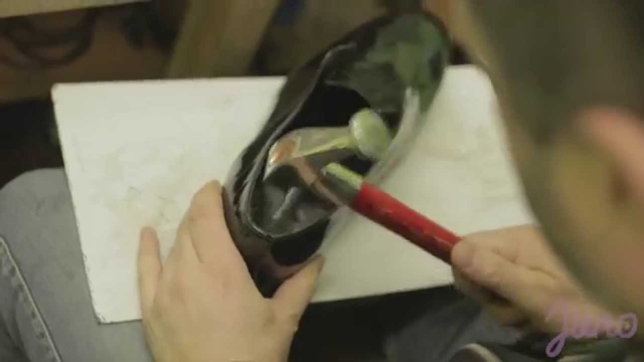 VIDEO: Kā Latvijā ar rokām tiek gatavoti ekskluzīvi apavi? (Exclusive! Handmade leather shoes! Made in Latvia)