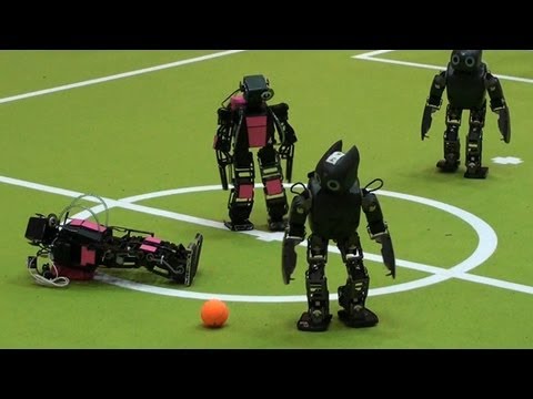 VIDEO: Labi komentētāji pat robotu futbolu spēj padarīt aizraujošu! (Commentators Take This Robot Soccer Game To Level 9999)