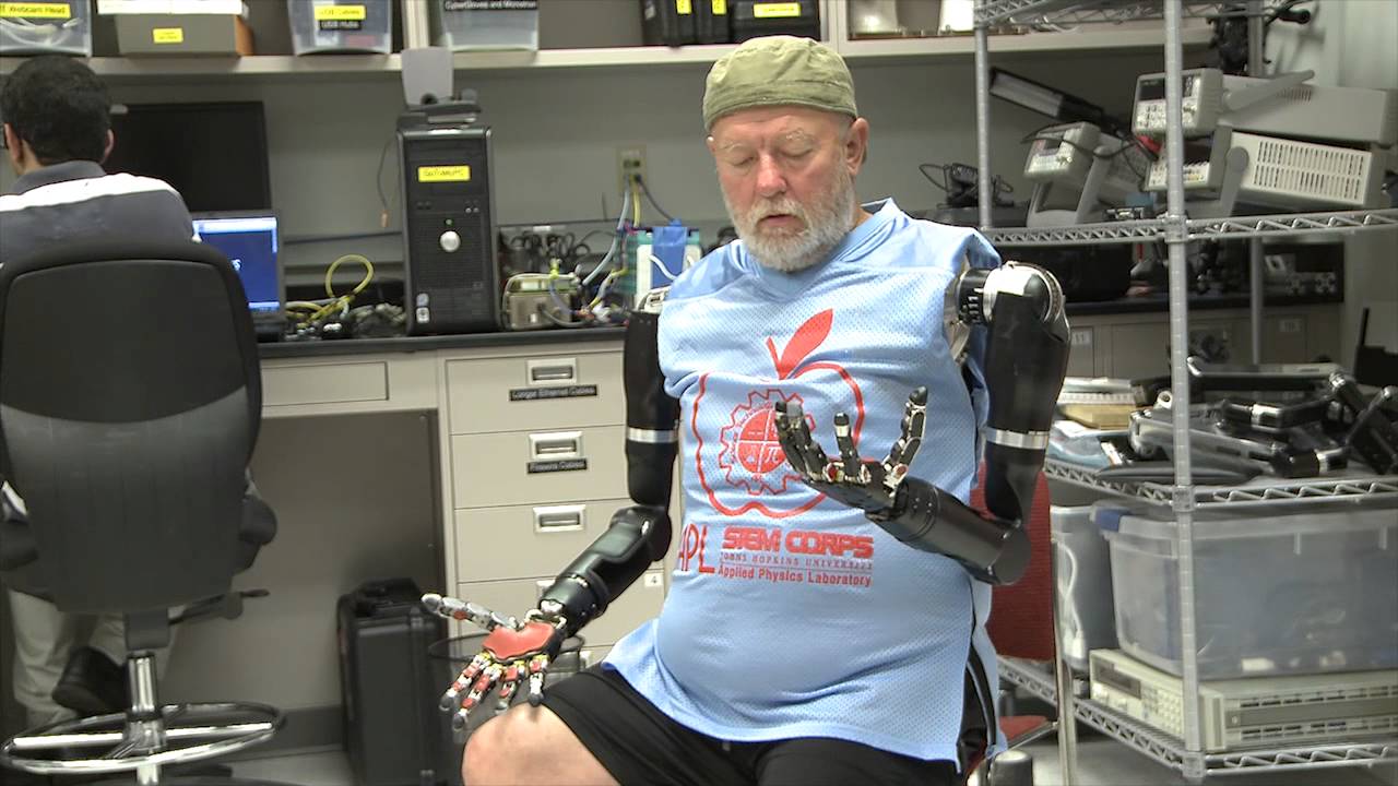 VIDEO: Neticami! Mehāniskās rokas darbina cilvēka domu spēks! (Amputee Makes History with APL’s Modular Prosthetic Limb)