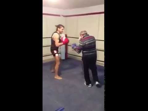 VIDEO: Profesionāls bokseris dabūn “iekšās” no kunga gados! (Old Man Knocks Down Boxer)