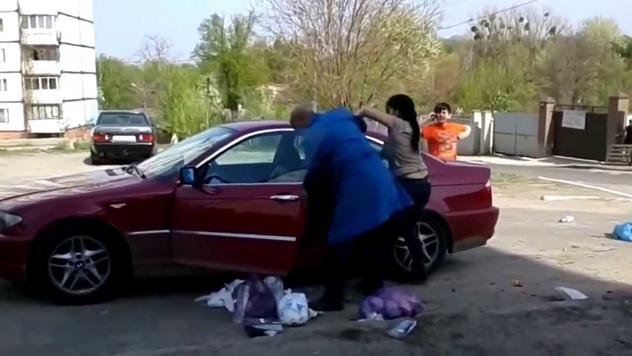 VIDEO: Sētnieks sievietes automašīnas salonā samet atkritumus! (Fight with yard keeper!)