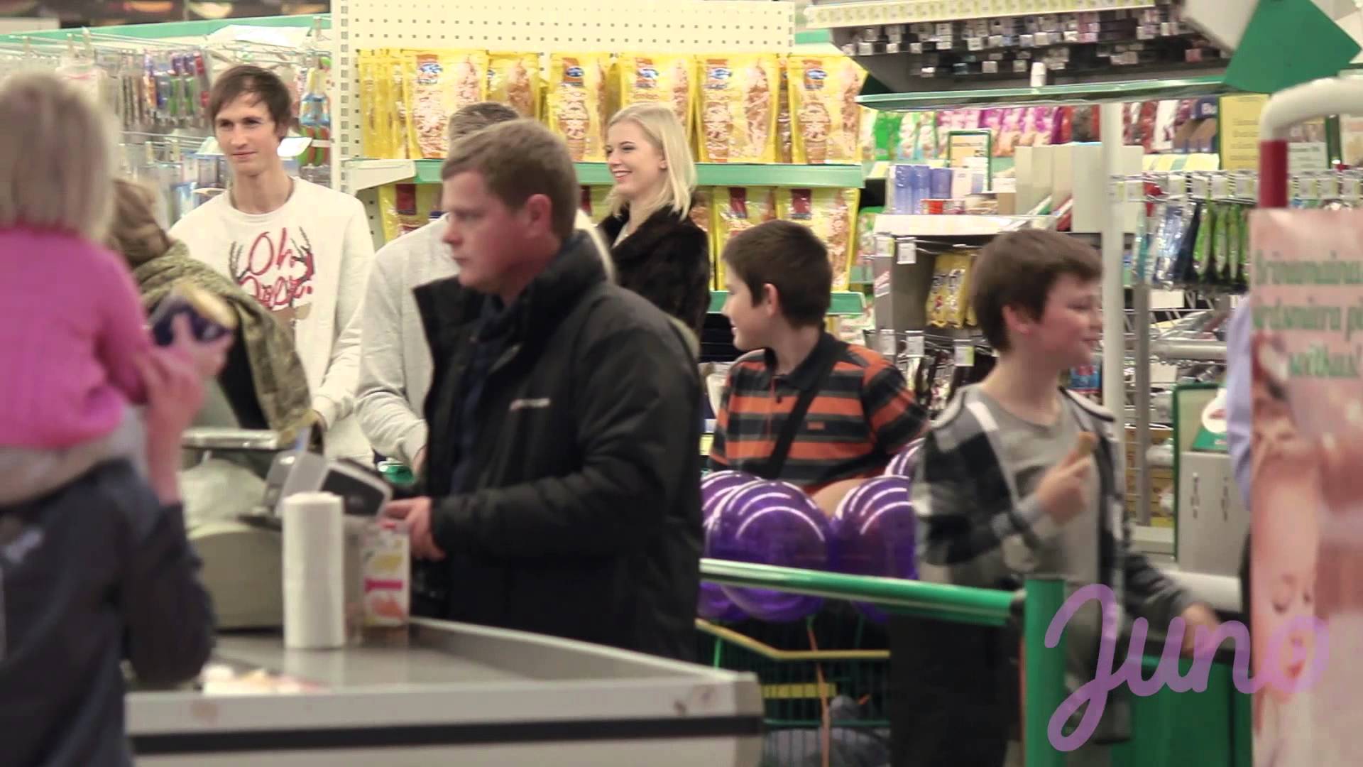 VIDEO: Slēptā kamera: Negaidīts pārsteigums kādā Rīgas lielveikalā! (Make time fly, while standing in a line)