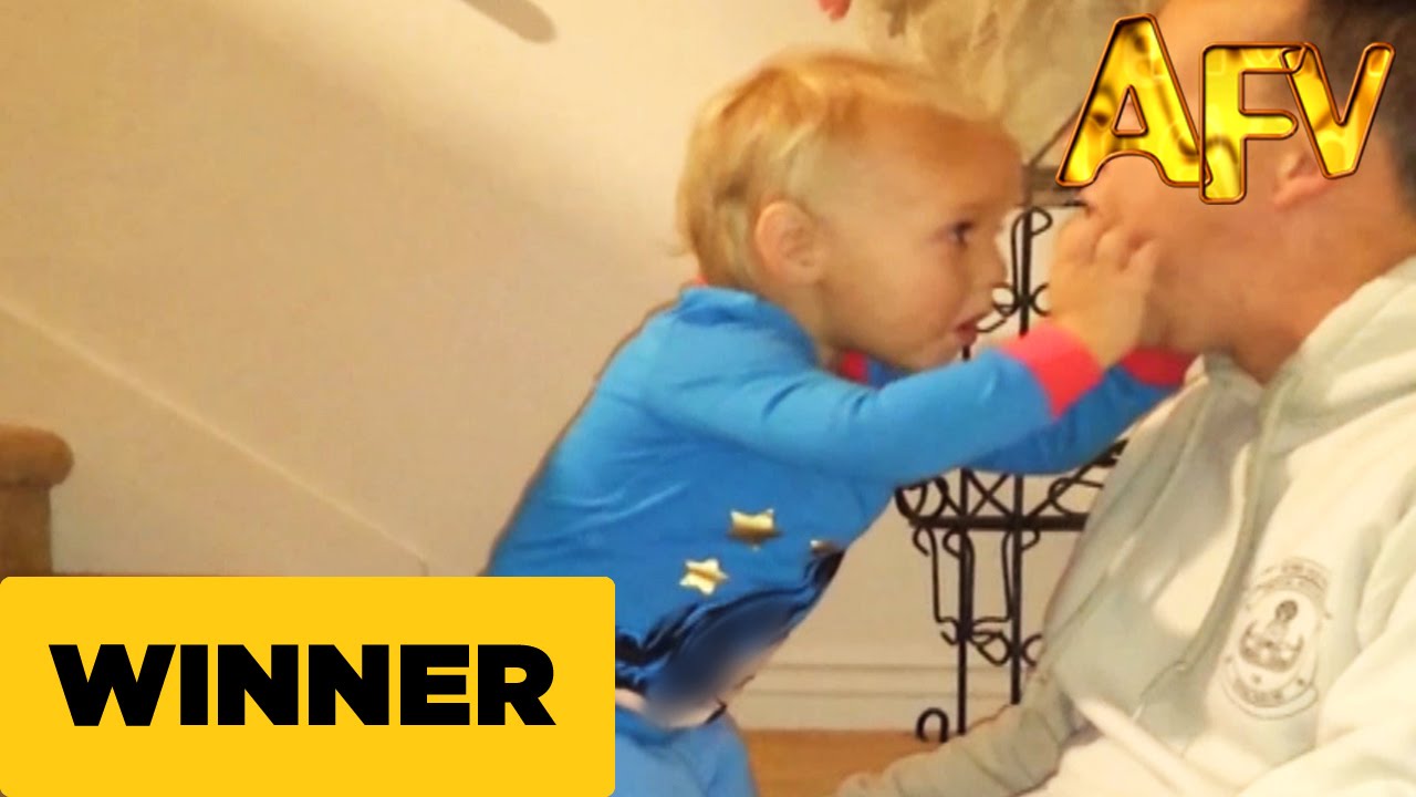 VIDEO: Tētis “apēd” simtkāji! Mazulis patiesā šokā! (Centipede Surprise)