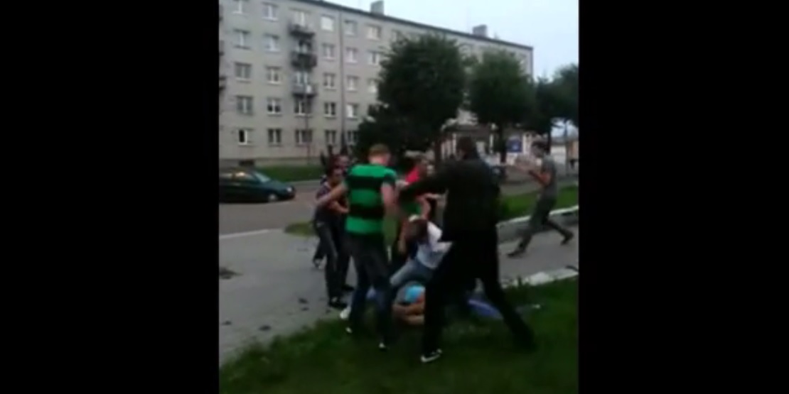 VIDEO: Šokējoši! Latviešu un krievu jauniešu ļoti nežēlīgs masveida kautiņš! (Street fight!)