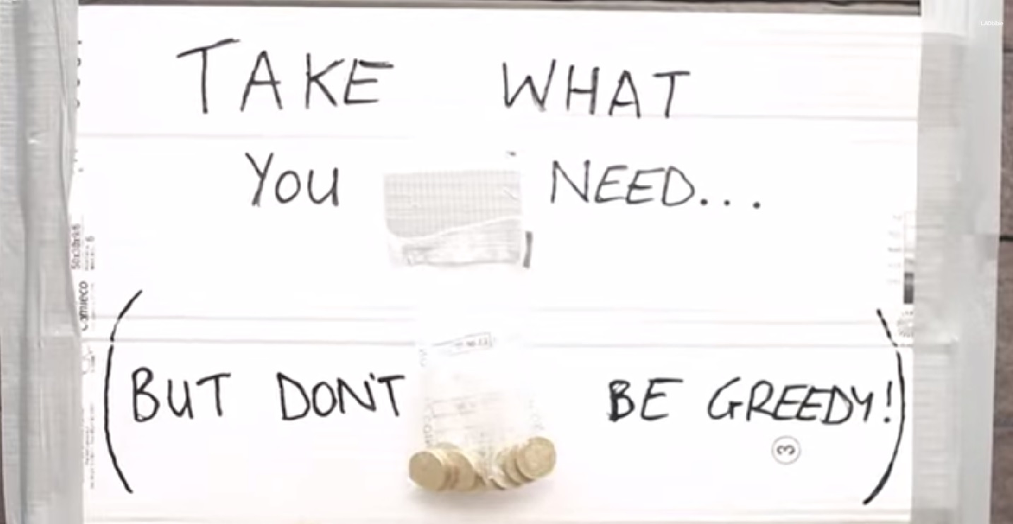 VIDEO: Cilvēku mantkārības noteikšanas eksperiments! (Free Bag of Money Experiment!)