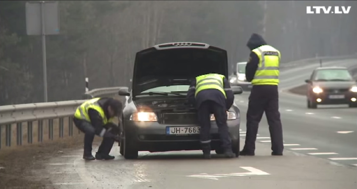 VIDEO: Brīdinājums! Turpmāk automašīnu tehnisko stāvokli policisti varēs pārbaudīt arī uz ceļa!