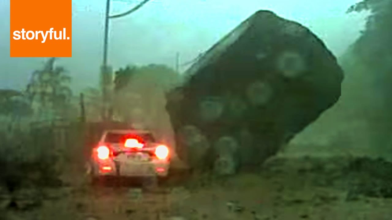VIDEO: 1 metrs līdz bojāejai! (Car Nearly Crushed By Runaway Boulder!)