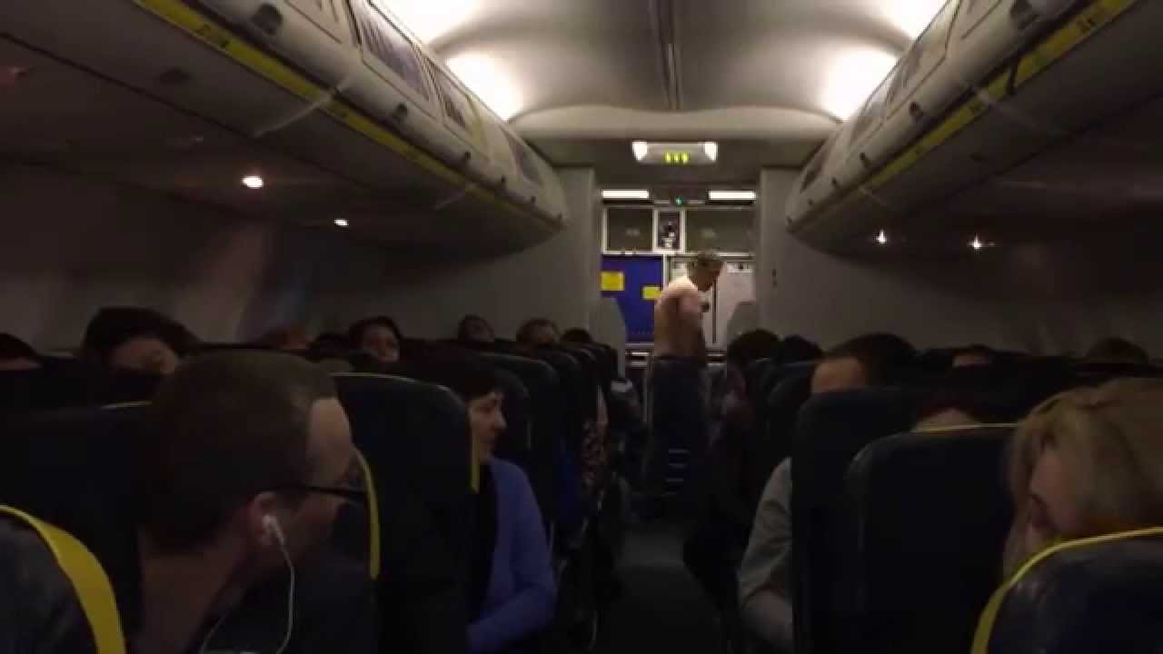 VIDEO: Aculiecinieka video: “Rynair” lidmašīnas reisā Rīga-Dublina pasažieri mēģina savaldīt pārdzērušos pasažieri! (RYANAIR FR1977 / Riga-Dublin. Drunken passenger accident.Emergency landing in Denmark.)