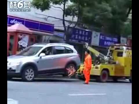 VIDEO: Jūsu mašīna ir konfiscēta! Nē, nav gan! (Shanghai Lady Drives Off With Tow Truck!)