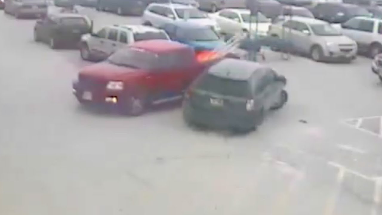 VIDEO: Kā 92 gadus vecs opis 1 minūtē sadauzīja 10 automašīnas!? (92-year-old Driver slams 9 parked cars in a minute!)
