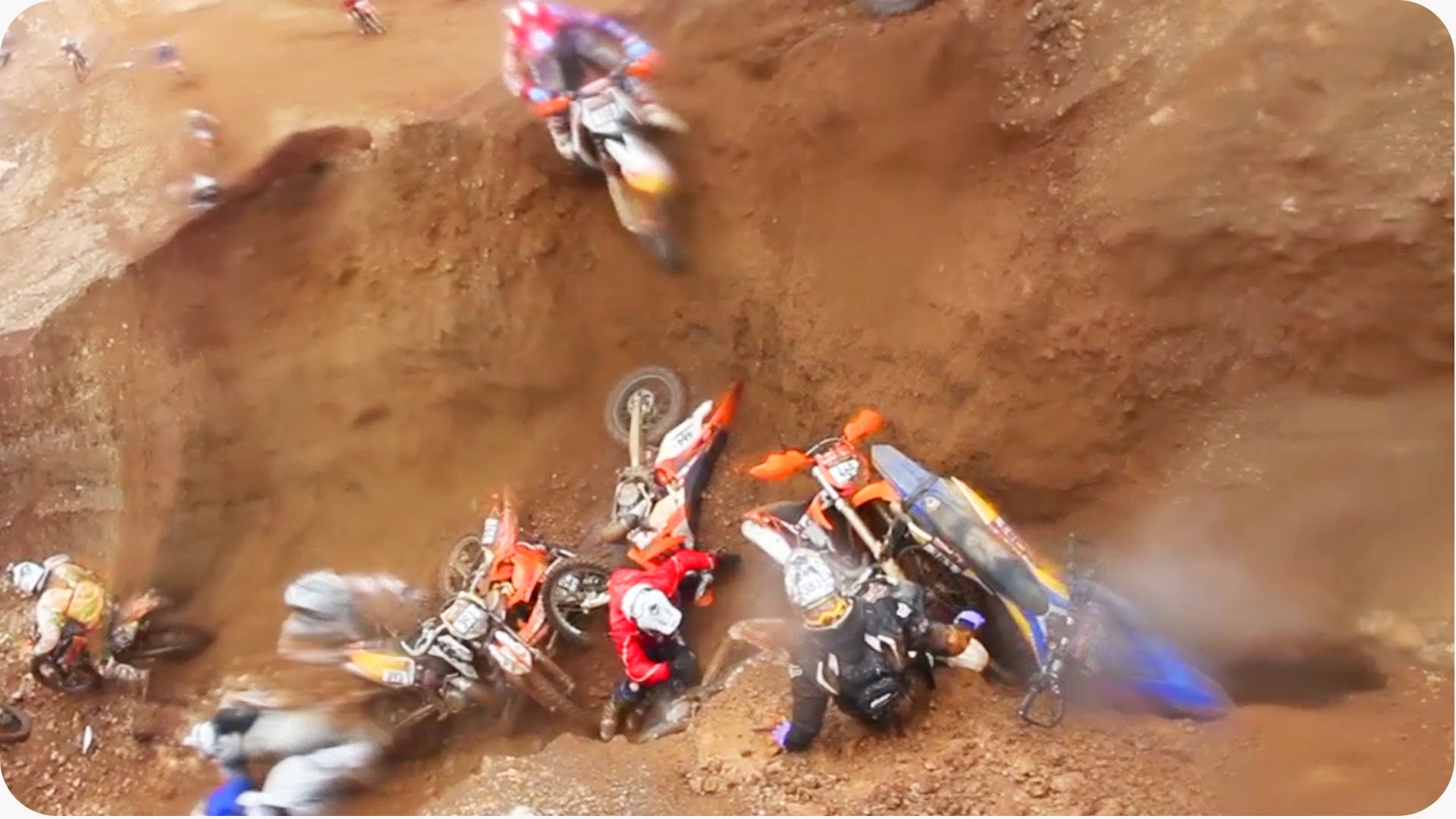 VIDEO: Motosportistu “melnais caurums”! (Dirtbikers Fall In Same Place!)