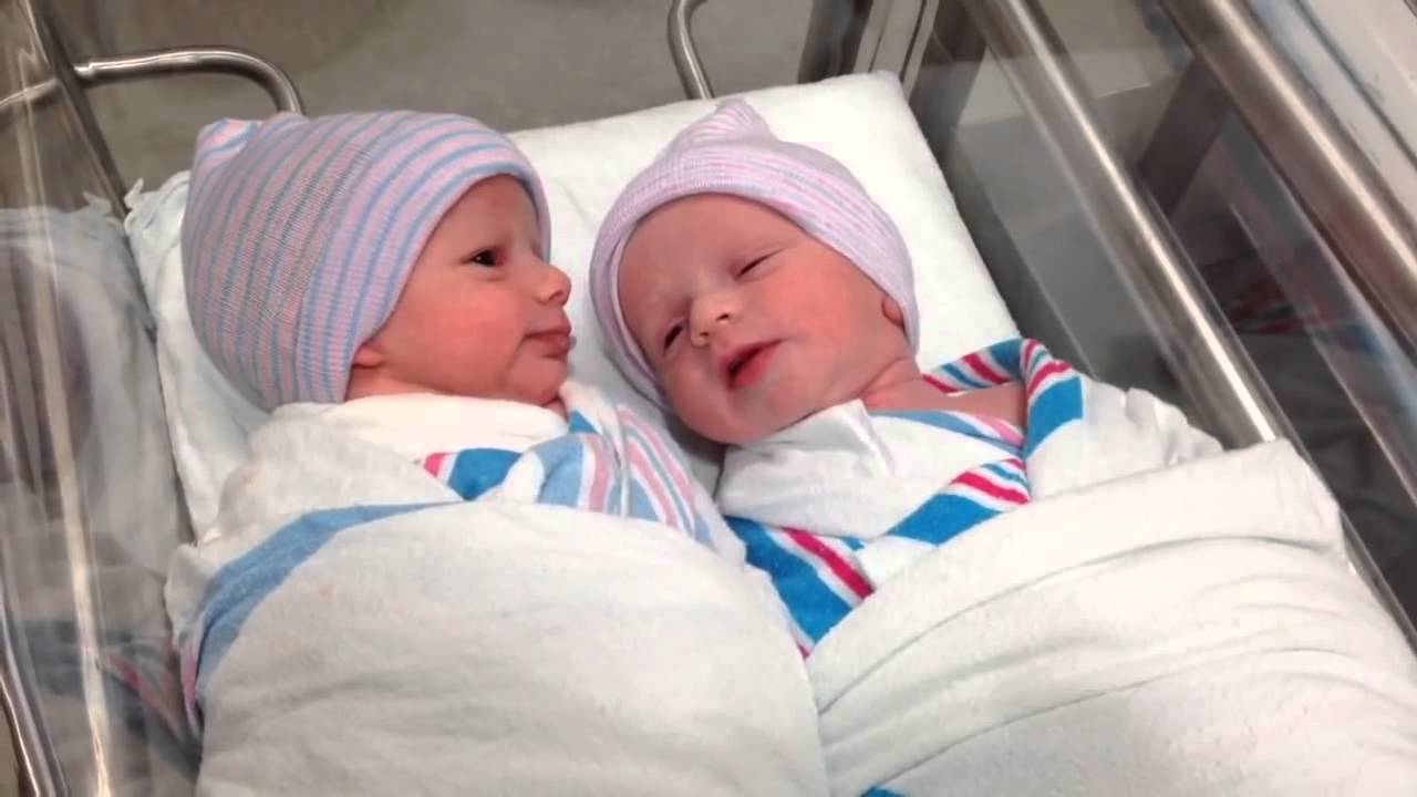 VIDEO: Pozitīvi! Divu tikai stundu vecu dvīnīšu “saruna” uzreiz pēc dzimšanas! (Newborn one hour old twins have first conversation!)