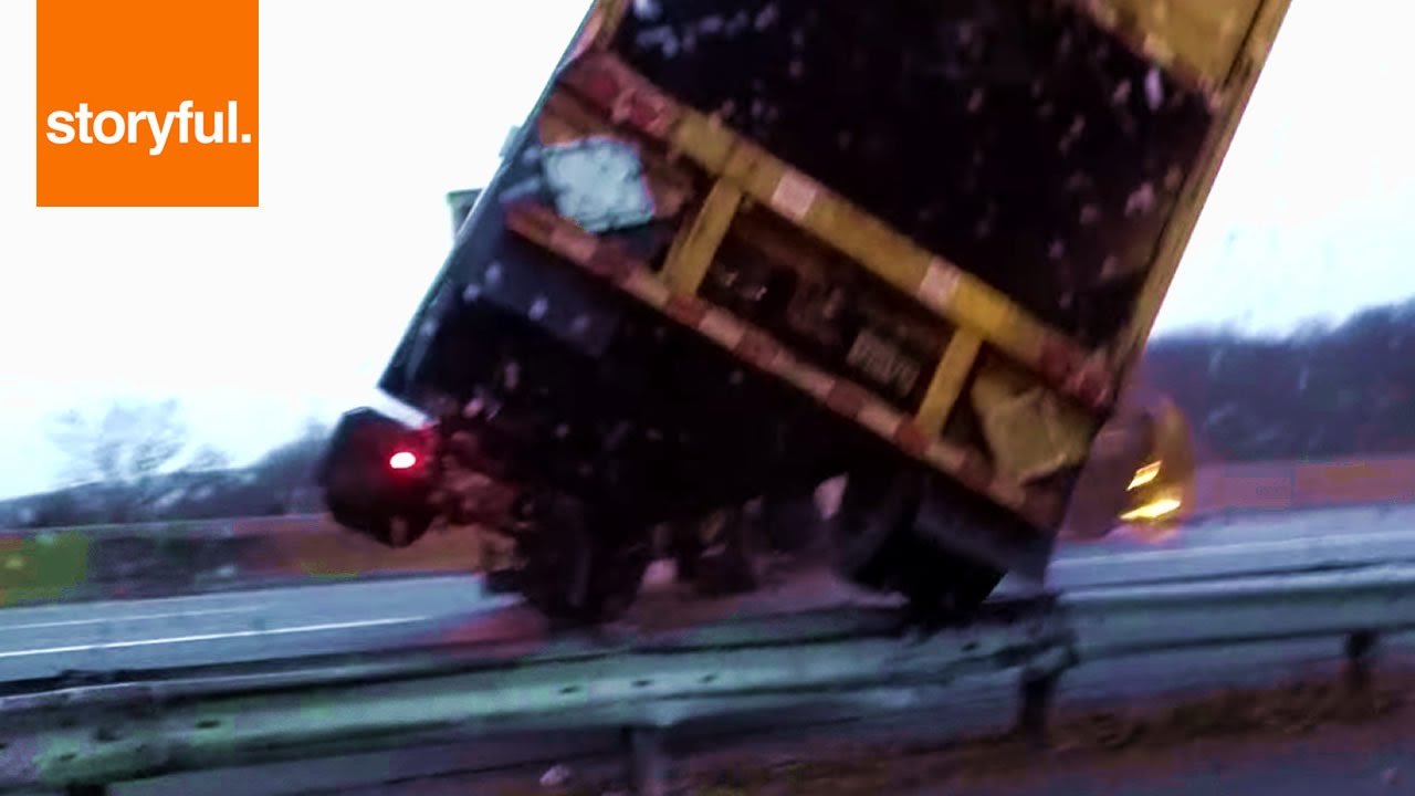 VIDEO: Šokējoša avārija! Smagā mašīna gandrīz iznīcina visu savā ceļā! (Semi-Truck Crashing Through Freeway!)