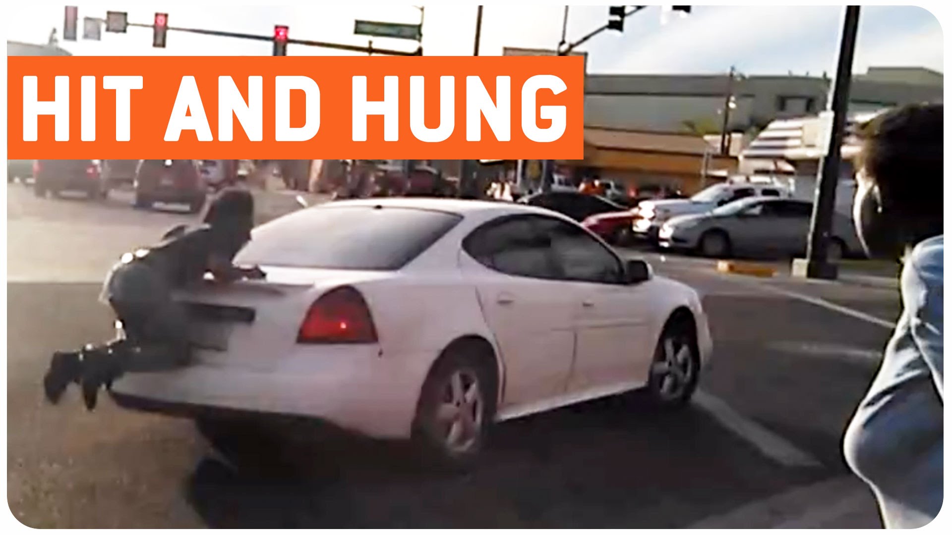 VIDEO: Šokējoši! Vīrieti gandrīz pilnībā saplacina starp divām automašīnām! (Man Hit By Car – Car Surfing)
