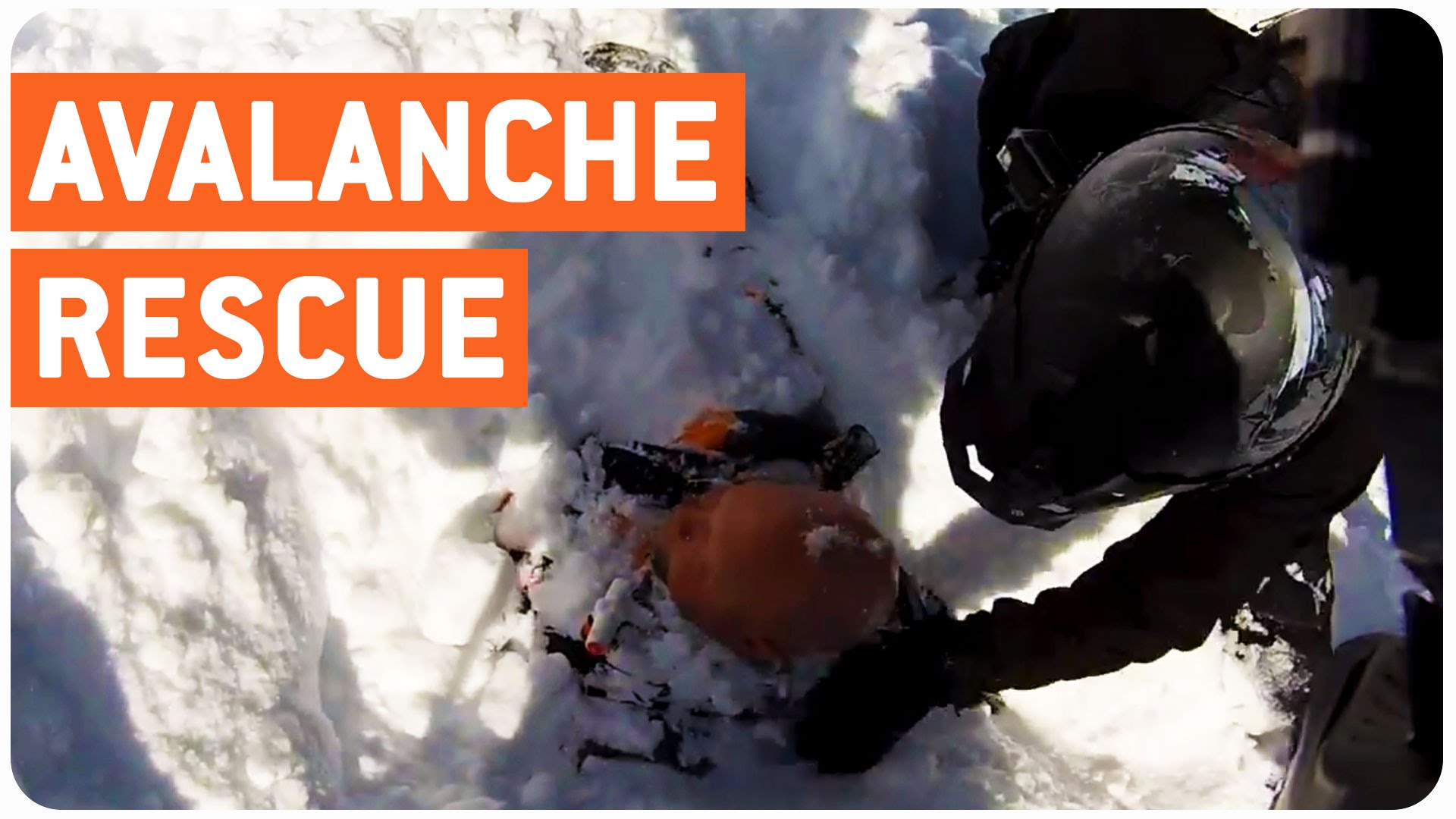 VIDEO: Viņu draugu acu priekšā apraka lavīna… bet draugi paspēja atrakt! (Snowmobilers Save Man From Snow Avalanche!)