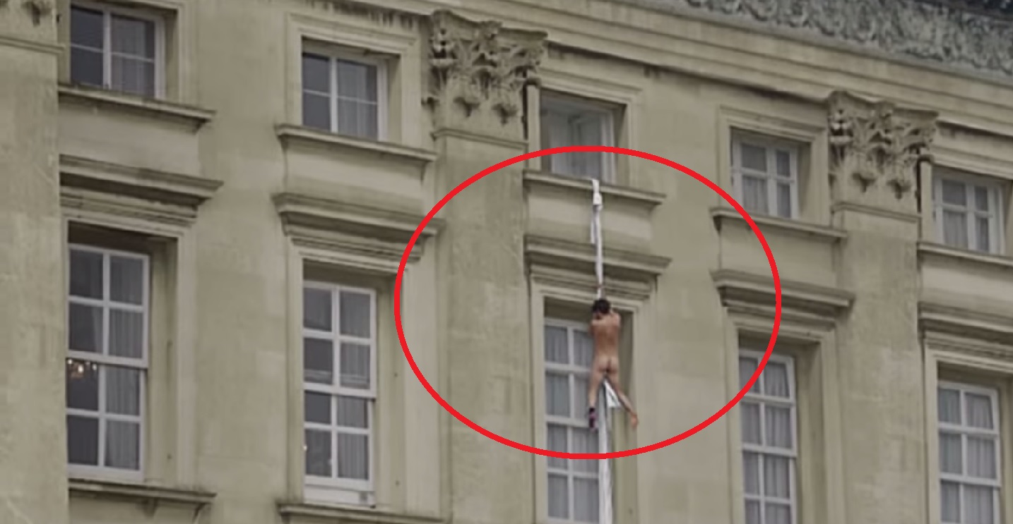 VIDEO: Pikanti! Vai Anglijas karalienei ir mīļākais? Pilnīgi kails vīrietis pa palagu nolaižas no Bekingemas pils loga! (Crazy Buckingham Palace naked man video!)