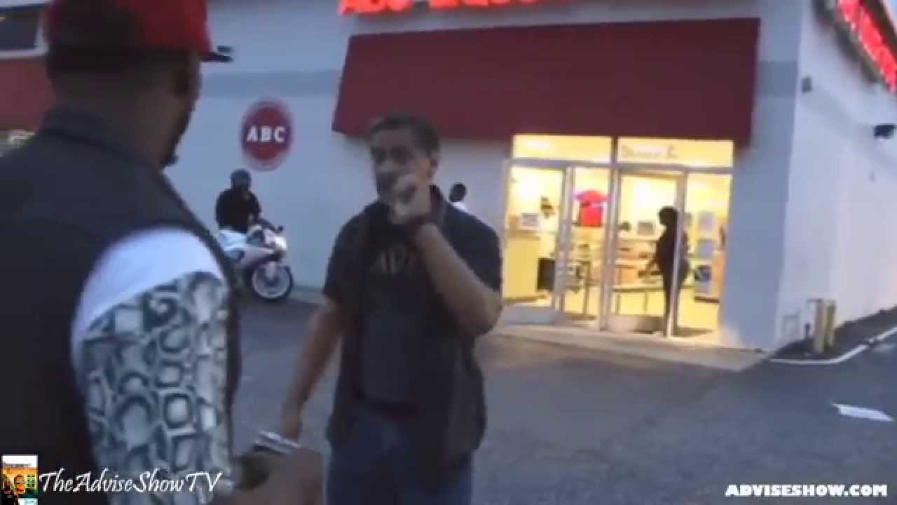 Aculiecinieka video: Melnādainu vīrieti nogrūž zemē un arestē par… tējas dzeršanu! (Black Man Gets Arrested For Drinking Iced Tea!)