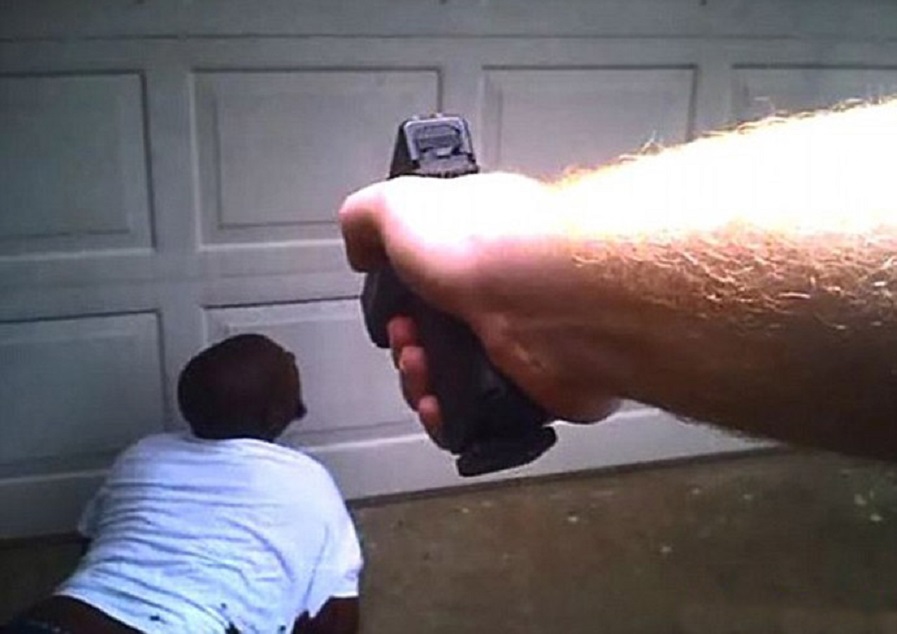 VIDEO: Šokējoši! Policisti mātes acu priekšā nošauj viņas dēlu! (Mental patient Jason Harrison shot by Dallas police)