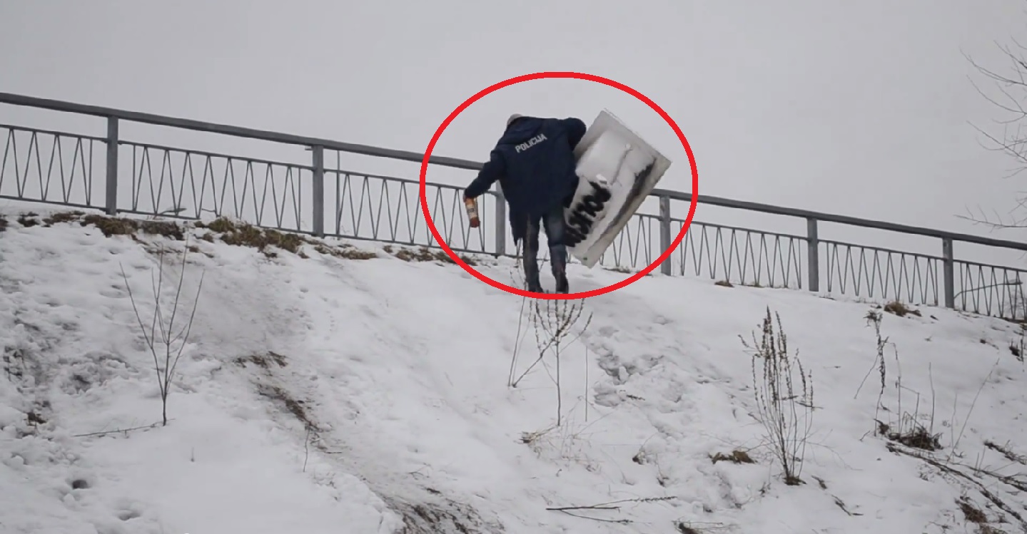 VIDEO: Latvijā policists formā ar alus pudeli rokās vecā vannā šļūc no kalna!