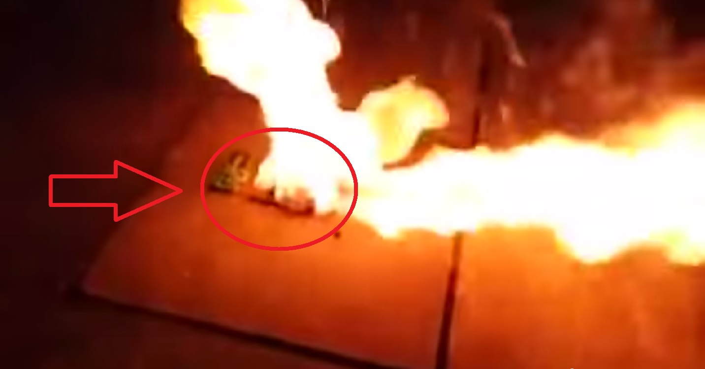 VIDEO: Uzmanies! Bojāta mobilā telefona baterija var uzsprāgt! (Phone battery explosion!)