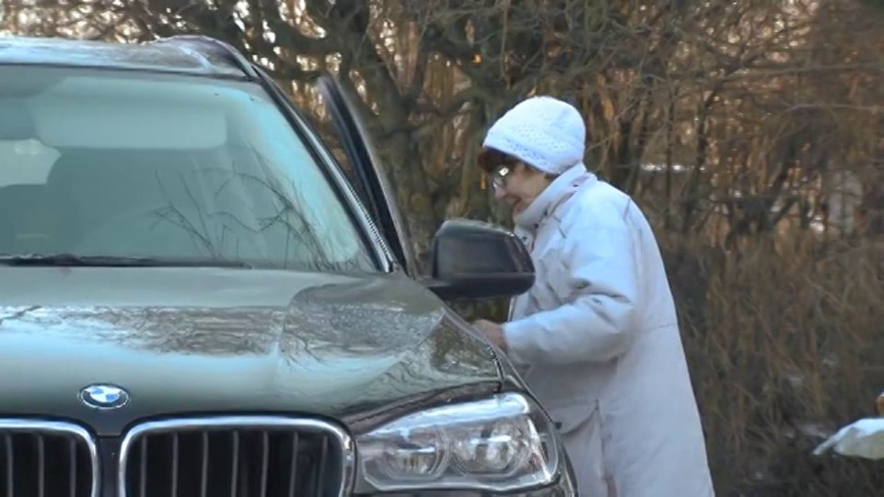 VIDEO: Pozitīvi! 81 gadus vecā Ausmas tante no Lubānas testē BMW X5!