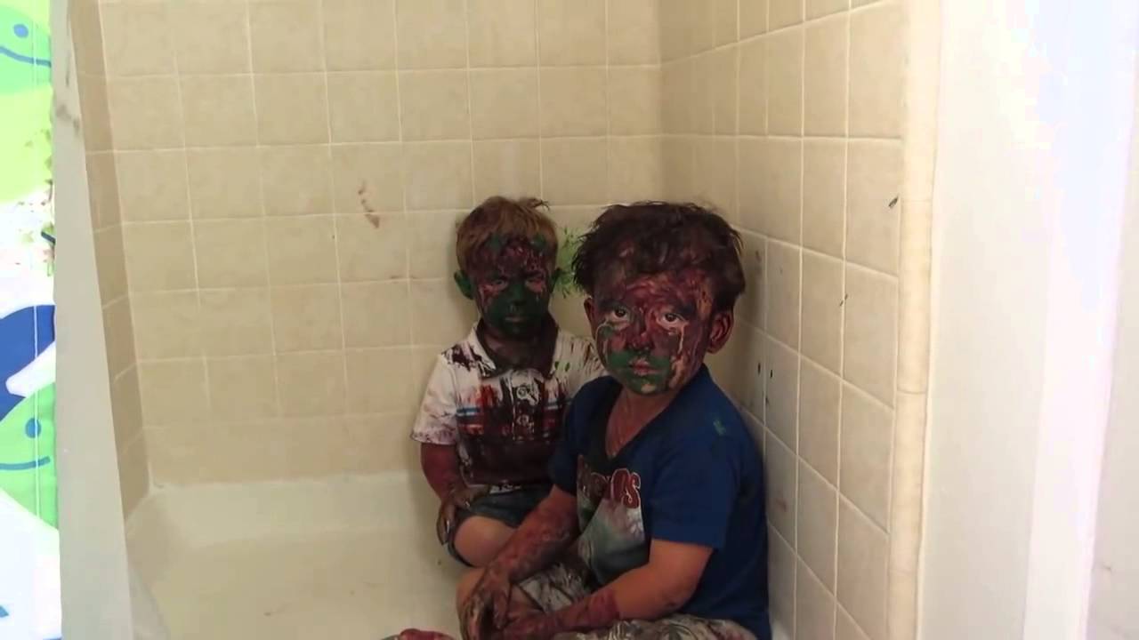 VIDEO: Dēli tētim sarīko nelielu pārsteigumu! (Kids surprise their dad!)