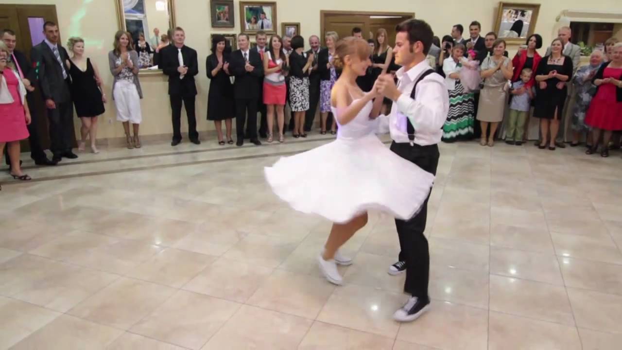 VIDEO: Jaunlaulātie ar savu kāzu deju pārsteidz viesus! (BEST FIRST DANCE EVER!)