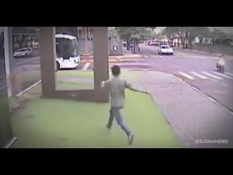 VIDEO: Mazais Čaks Noriss ceļā uz autobusu! (Little Chuck Norris on his way to the bus)