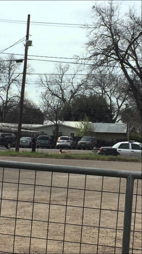 VIDEO: Kā policists atvairīja plika vīreļa uzbrukumu!? (Cops shoot East Austin man in d**k with stun gun)