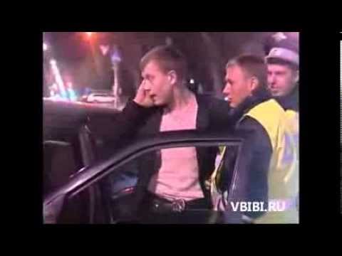 VIDEO: Salietojies jaunietis – autovadītājs mēģina sazvanīt tēvu ar cigarešu paciņu! (The guy calls by phone using hand and pack of cigarette)