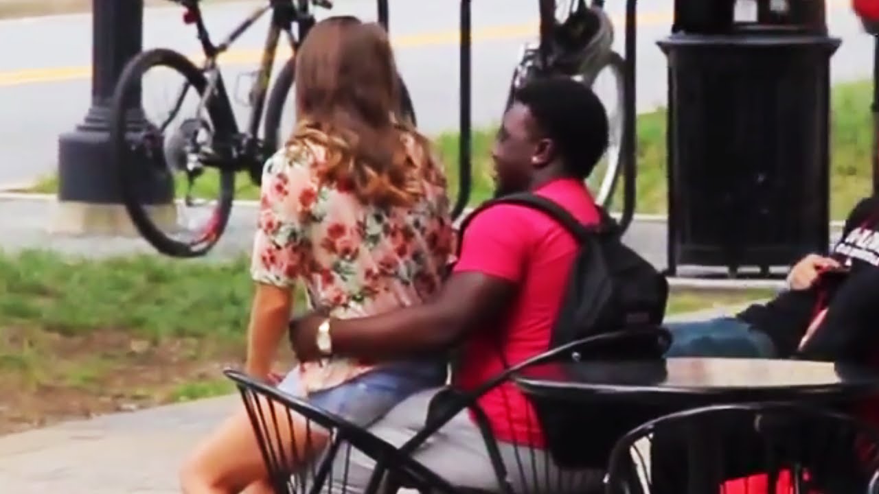 VIDEO: Simpātiska meitene sēžas uz nepazīstamiem puišiem! (Hot Girl Sitting on Guys)