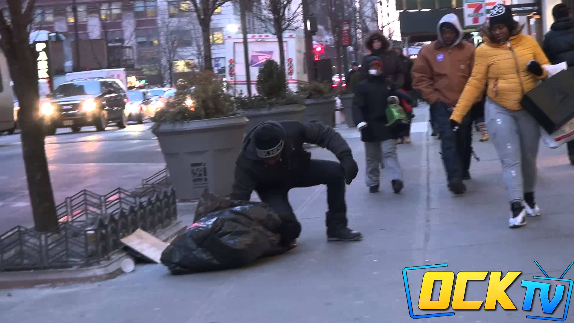 VIDEO: Skumji. Vienīgais, kurš palīdzēja salstošam puikam – bezpajumtniekam bija… (The Freezing Homeless Child!)