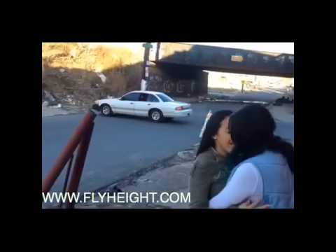 VIDEO: Šoferīts nedaudz aizskatījās uz meiteņu mīlestību… (DRIVER GETS DISTRACTED BY GIRLS KISSING LEADING HIM TO CRASH)
