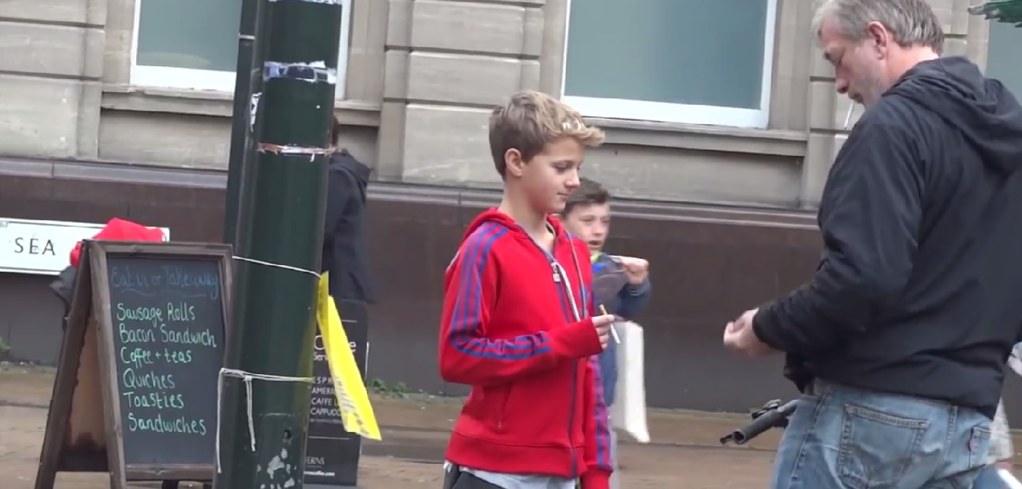 VIDEO: Kā cilvēki reaģēja, kad 10 gadīgs puika lūdza… piepīpēt!? (KID SMOKING SOCIAL EXPERIMENT)
