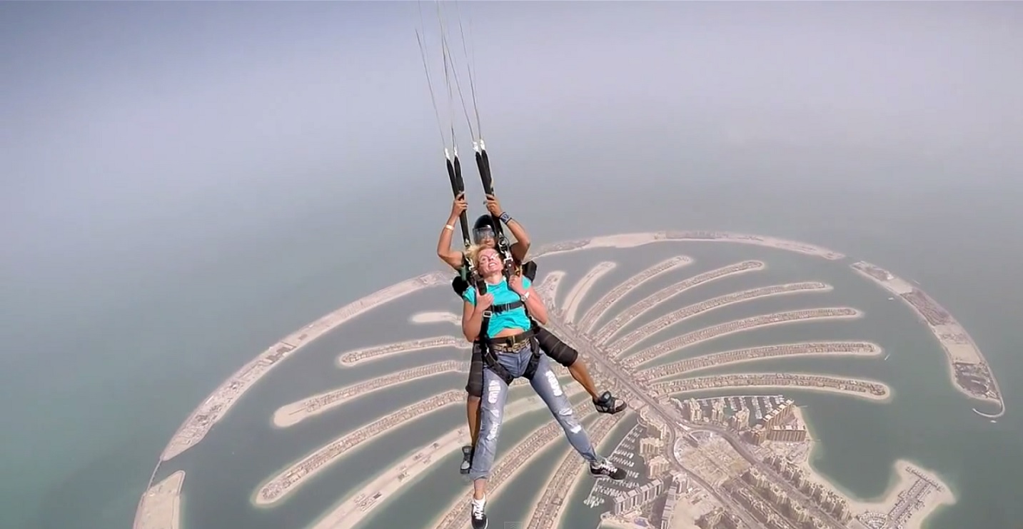 VIDEO: Kā latviešu aktrise Agnese Zeltiņa Dubaijā ar izpletni leca!? (Dubai Sky Dive 15.04.2015 by Agnese Zeltina!)
